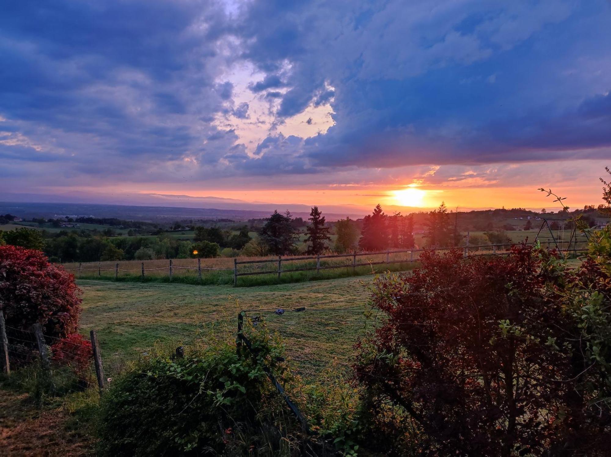 Maison De Campagne Vue Panoramique Rozier-en-Donzy Экстерьер фото